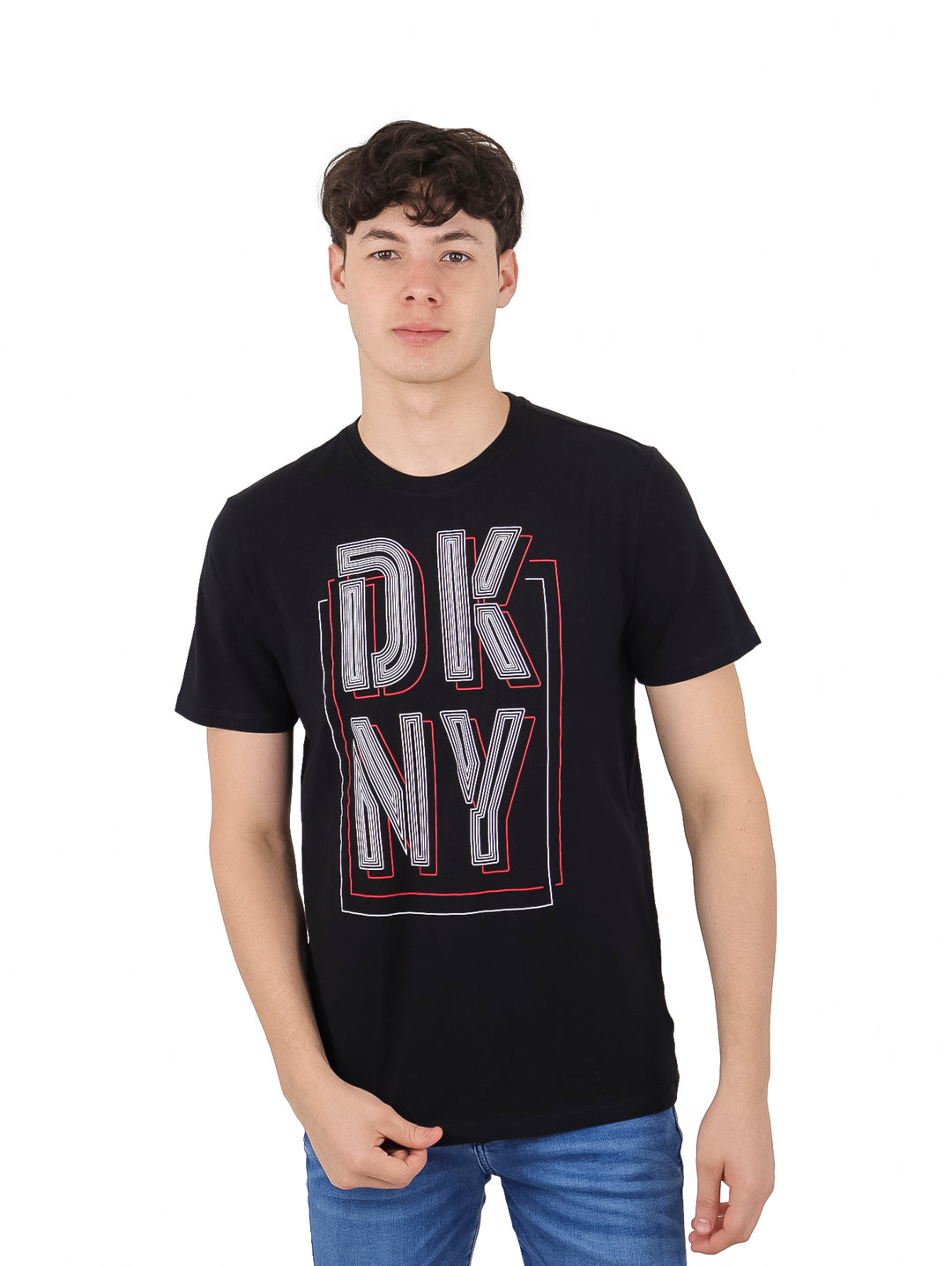 Hombre vistiendo una camiseta negra de manga corta con el logotipo DKNY en letras grandes y blancas en el pecho.