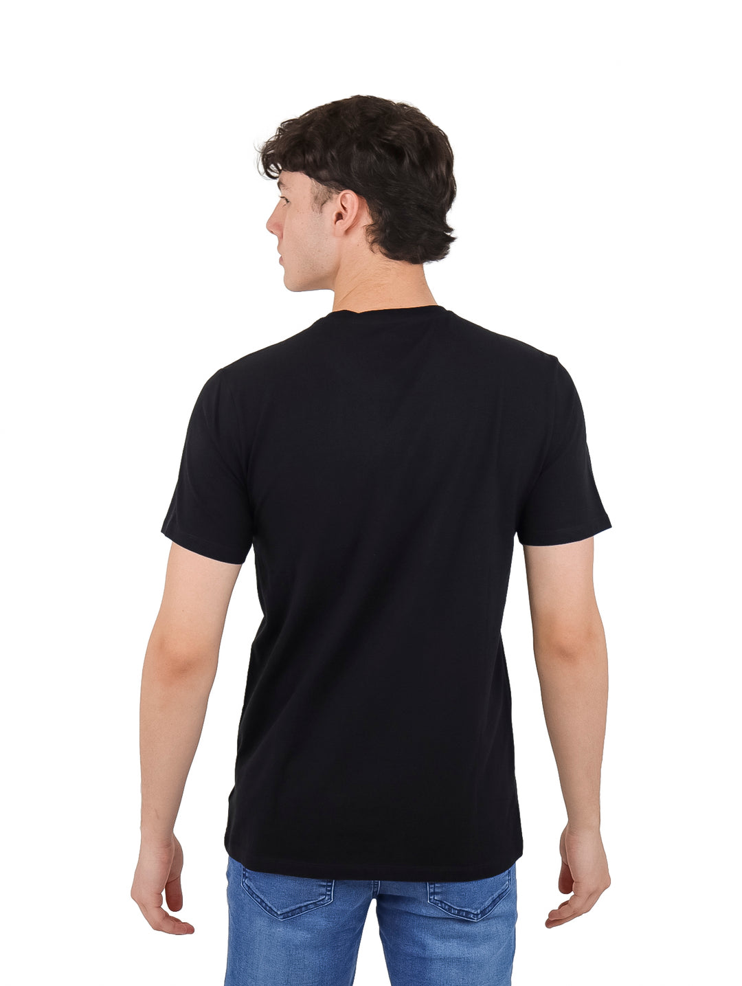 Hombre vistiendo una camiseta negra de manga corta con el logotipo DKNY en letras grandes y blancas en el pecho.