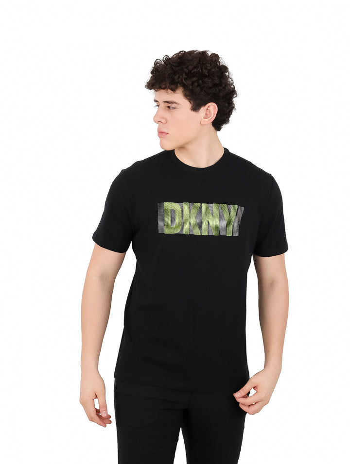 Hombre vistiendo una camiseta negra de manga corta con el logo de DKNY en el pecho.