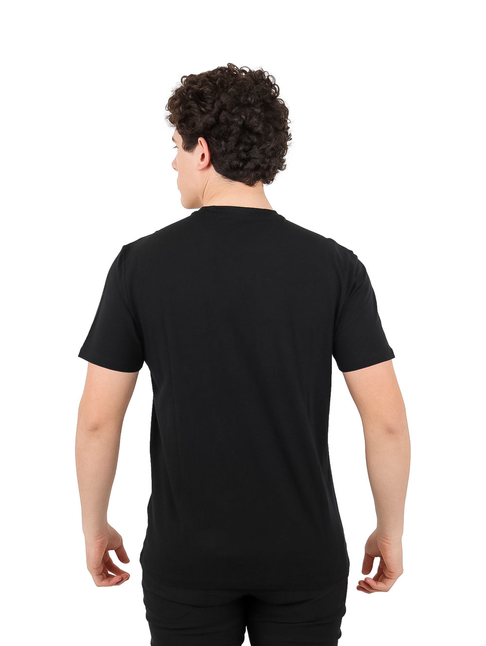 Hombre vistiendo una camiseta negra de manga corta con el logo de DKNY en el pecho.