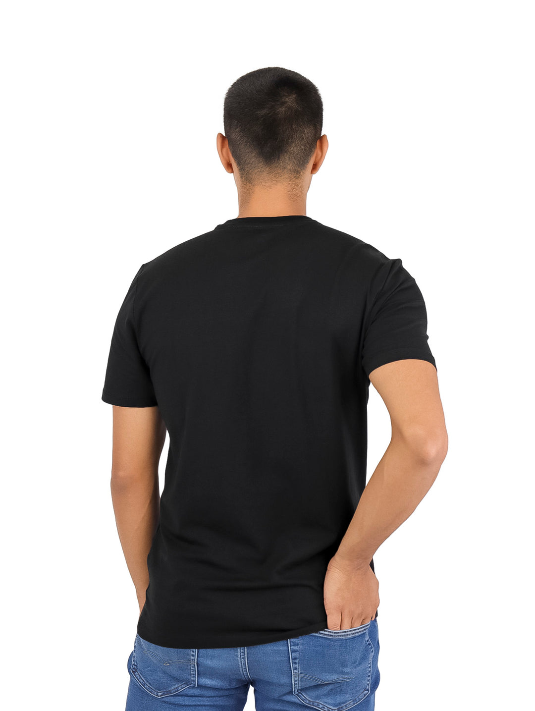 Hombre vistiendo una camiseta negra de manga corta con logotipo DKNY en el pecho.