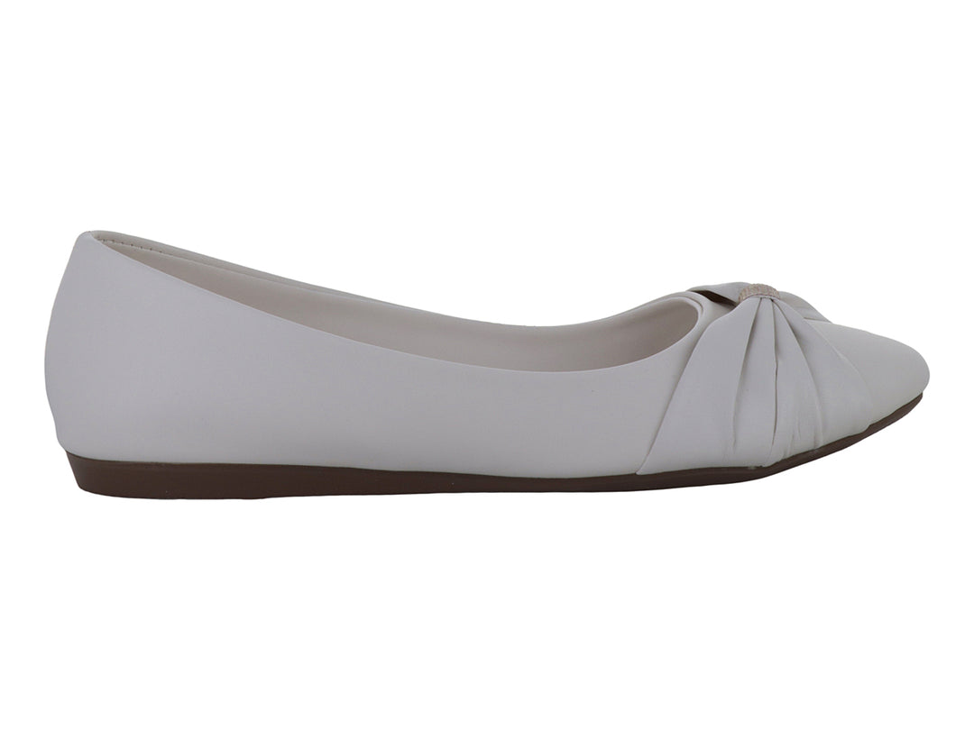 Zapato plano color latte para mujer con detalle decorativo fruncido en la parte frontal y suela marrón.