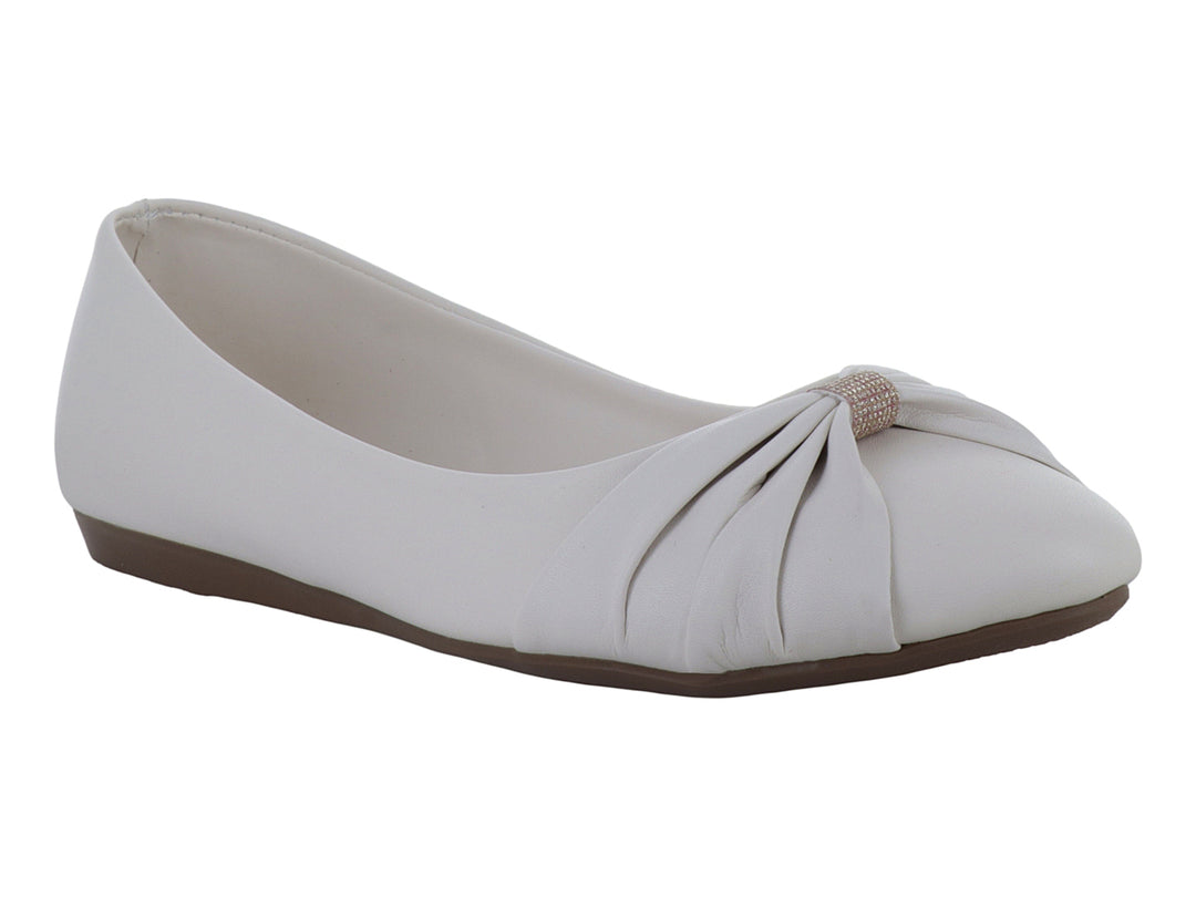 Zapato plano color latte para mujer con detalle decorativo fruncido en la parte frontal y suela marrón.