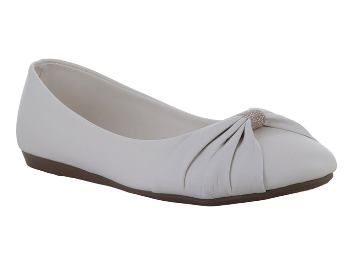 Zapato plano color latte para mujer con detalle decorativo fruncido en la parte frontal y suela marrón.