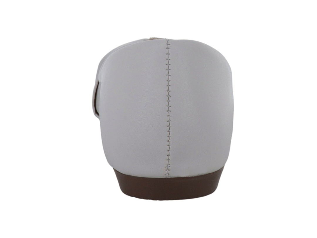 Zapato plano color latte para mujer con detalle decorativo fruncido en la parte frontal y suela marrón.