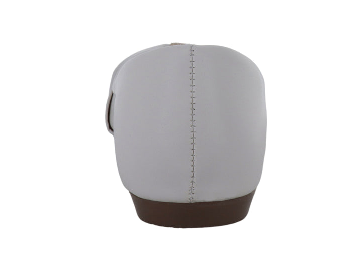 Zapato plano color latte para mujer con detalle decorativo fruncido en la parte frontal y suela marrón.