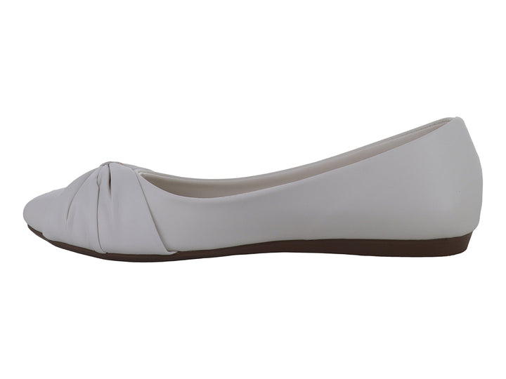 Zapato plano color latte para mujer con detalle decorativo fruncido en la parte frontal y suela marrón.