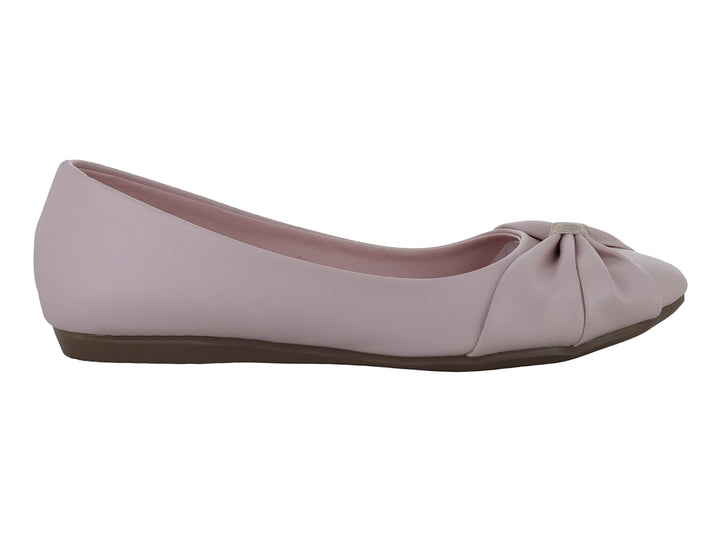 Zapato plano color rosa con detalle de nudo decorativo en la punta y suela marrón.