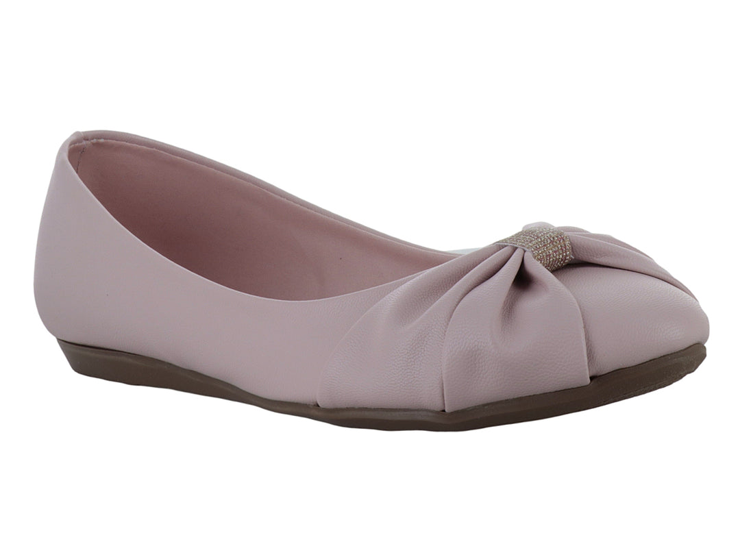 Zapato plano color rosa con detalle de nudo decorativo en la punta y suela marrón.