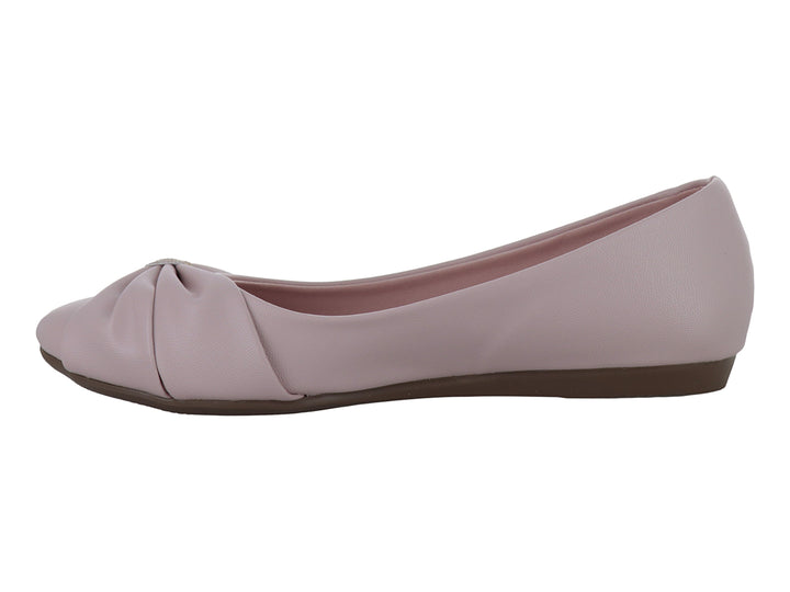 Zapato plano color rosa con detalle de nudo decorativo en la punta y suela marrón.