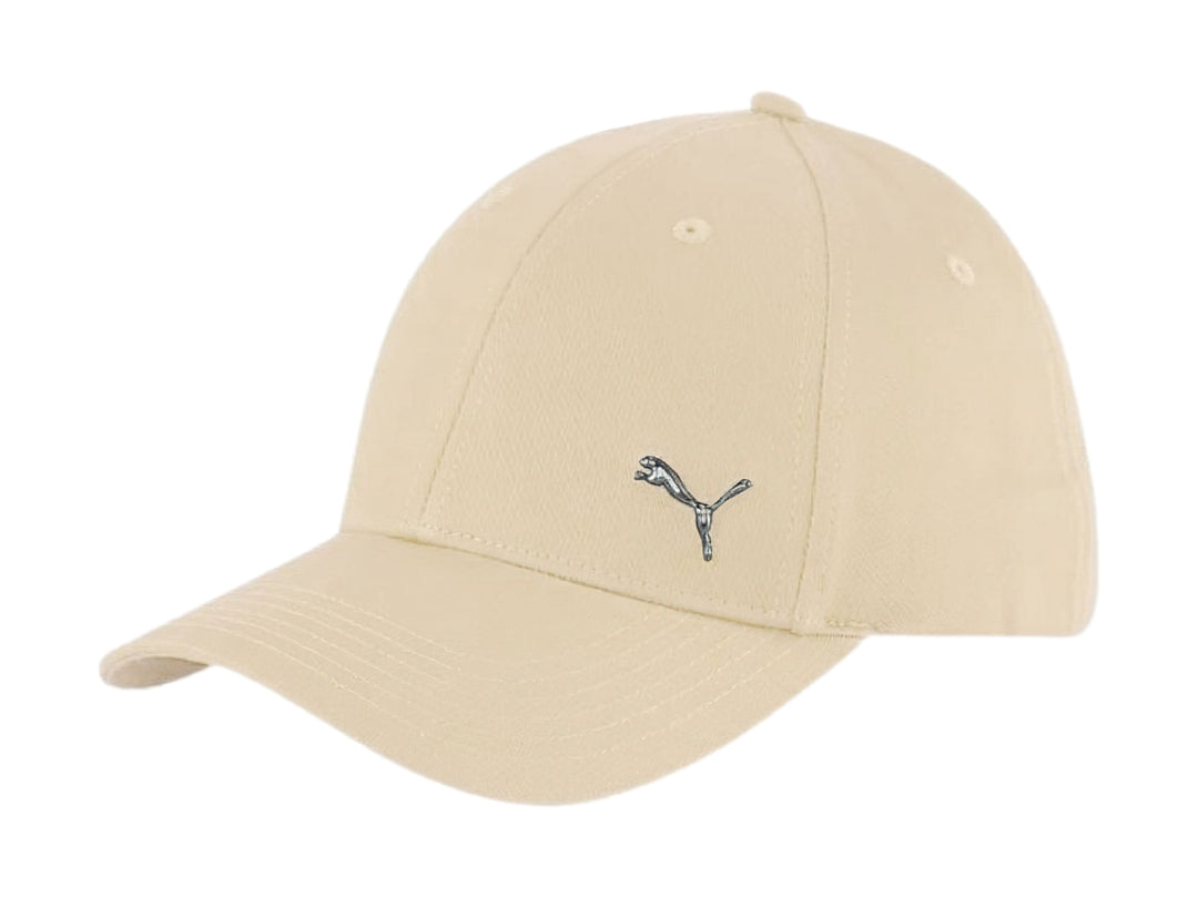 Gorra PUMA Metal Cat color arena con logotipo metálico en el frente.