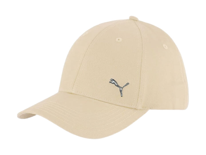 Gorra PUMA Metal Cat color arena con logotipo metálico en el frente.