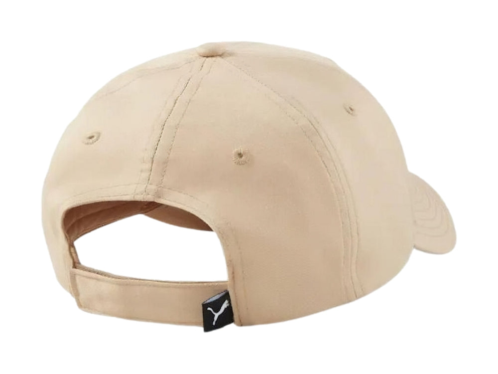 Gorra PUMA Metal Cat color arena con logotipo metálico en el frente.
