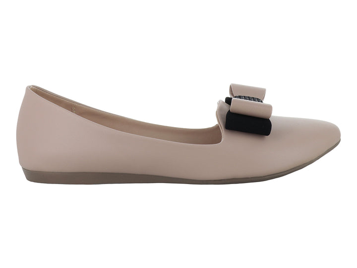 Zapato plano color maquillaje para mujer con detalle de moño en contraste negro sobre el empeine.