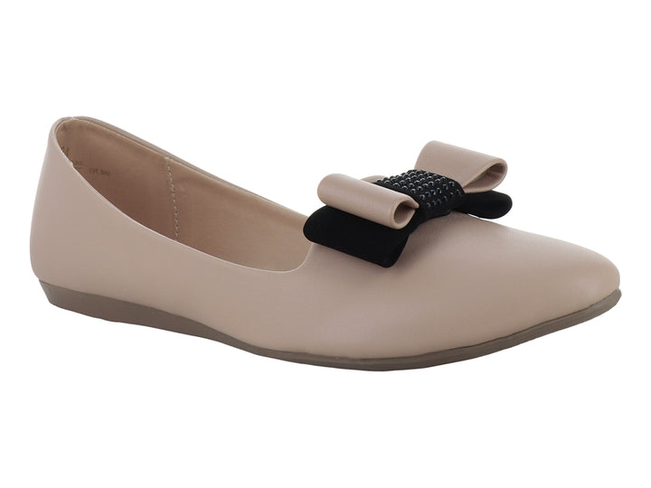 Zapato plano color maquillaje para mujer con detalle de moño en contraste negro sobre el empeine.