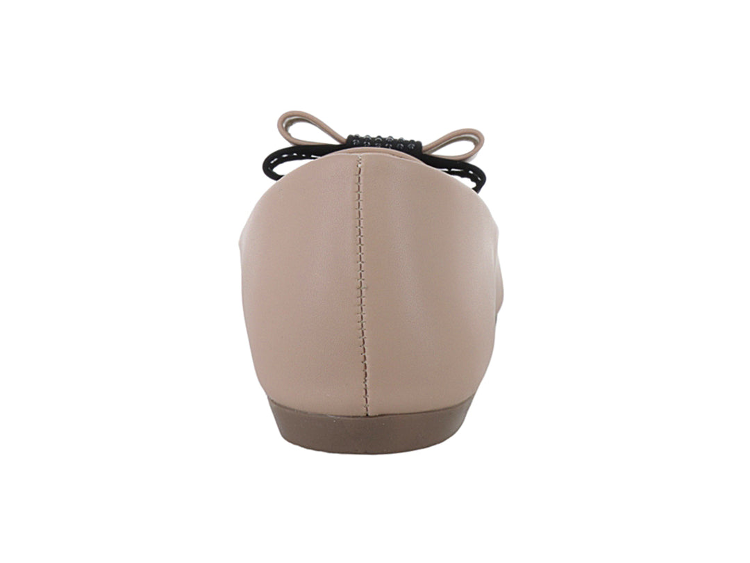 Zapato plano color maquillaje para mujer con detalle de moño en contraste negro sobre el empeine.