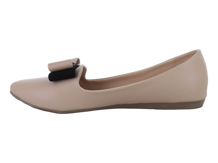 Zapato plano color maquillaje para mujer con detalle de moño en contraste negro sobre el empeine.