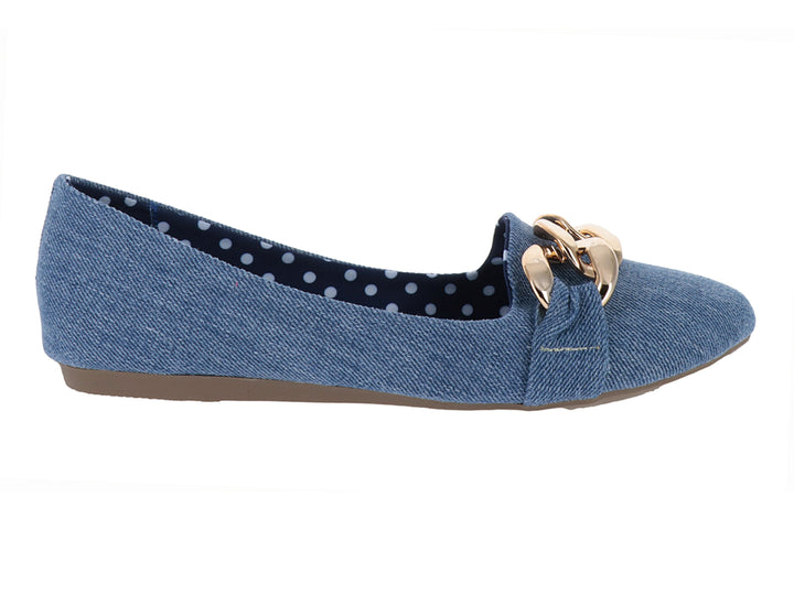 Zapato plano de mezclilla azul con detalle metálico dorado y forro interior de lunares.