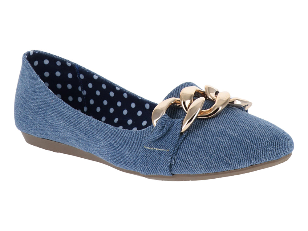 Zapato plano de mezclilla azul con detalle metálico dorado y forro interior de lunares.
