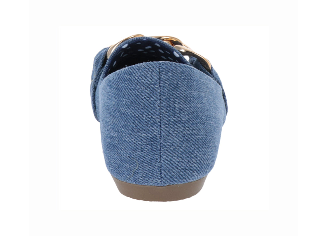 Zapato plano de mezclilla azul con detalle metálico dorado y forro interior de lunares.