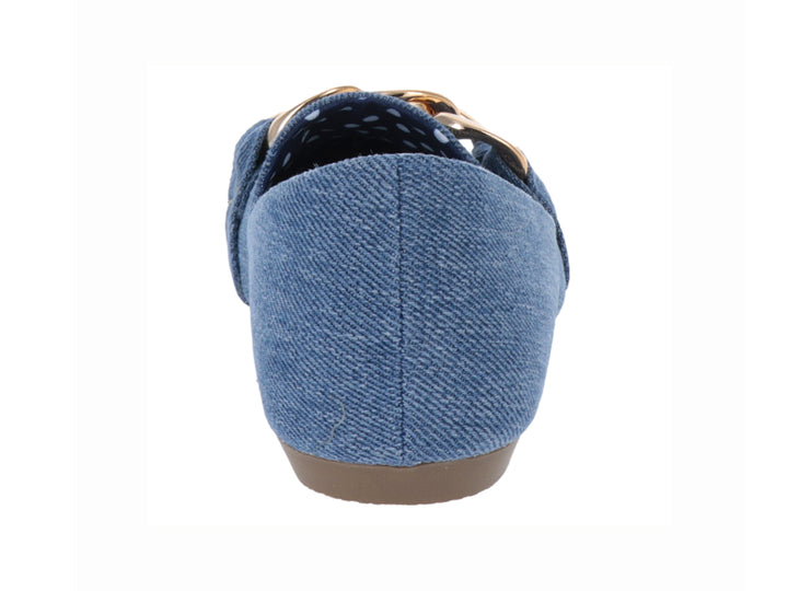 Zapato plano de mezclilla azul con detalle metálico dorado y forro interior de lunares.