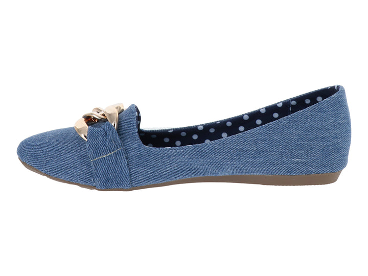 Zapato plano de mezclilla azul con detalle metálico dorado y forro interior de lunares.