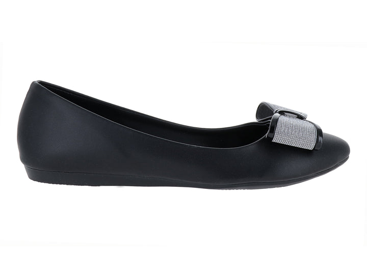 Zapato plano color negro para niña con hebilla decorativa plateada en la punta.