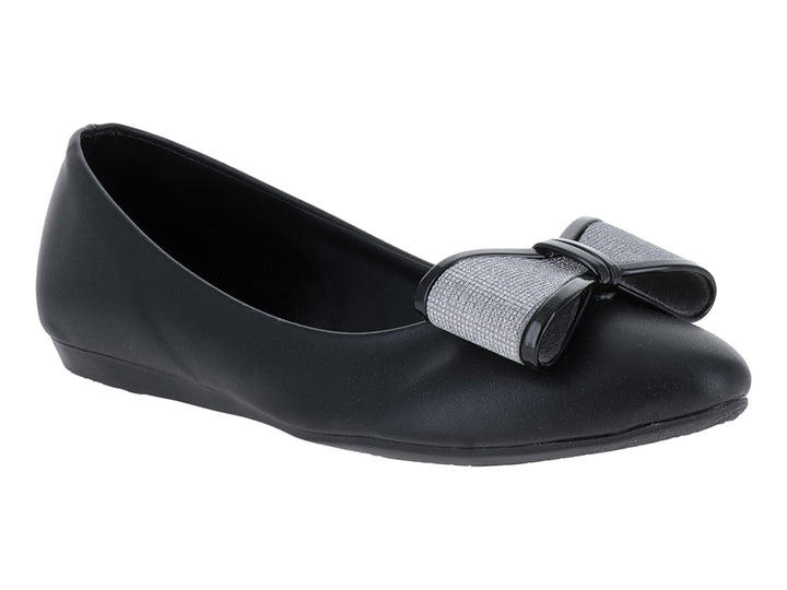 Zapato plano color negro para niña con hebilla decorativa plateada en la punta.