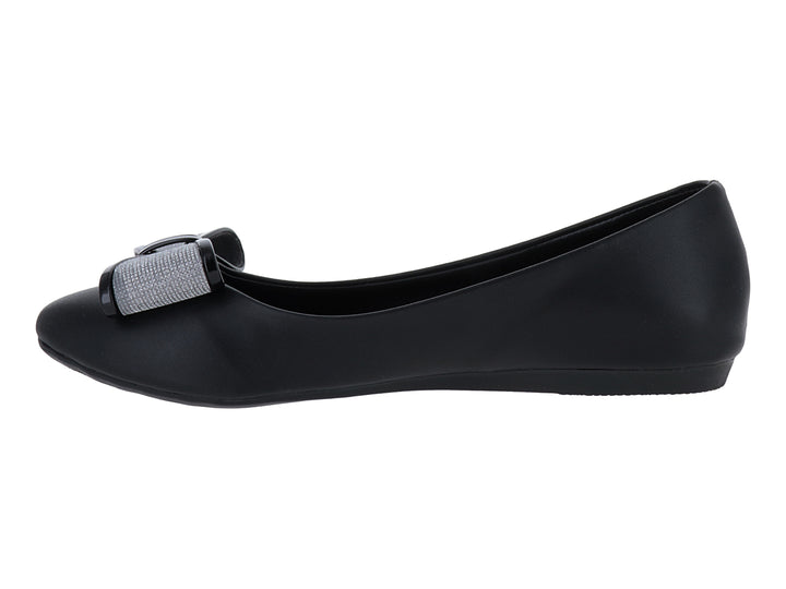 Zapato plano color negro para niña con hebilla decorativa plateada en la punta.