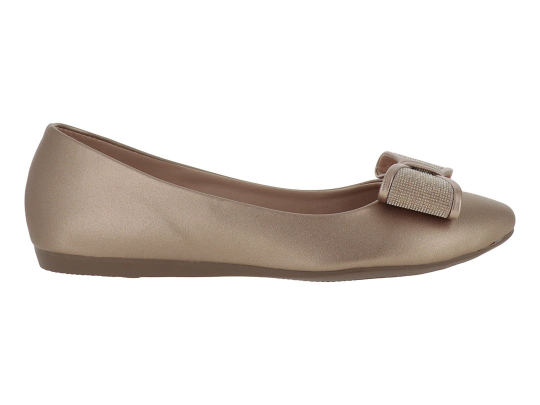 Zapatos planos color beige con detalle de moño decorativo en la parte frontal.