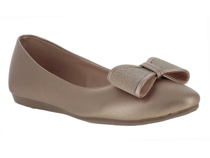 Zapatos planos color beige con detalle de moño decorativo en la parte frontal.