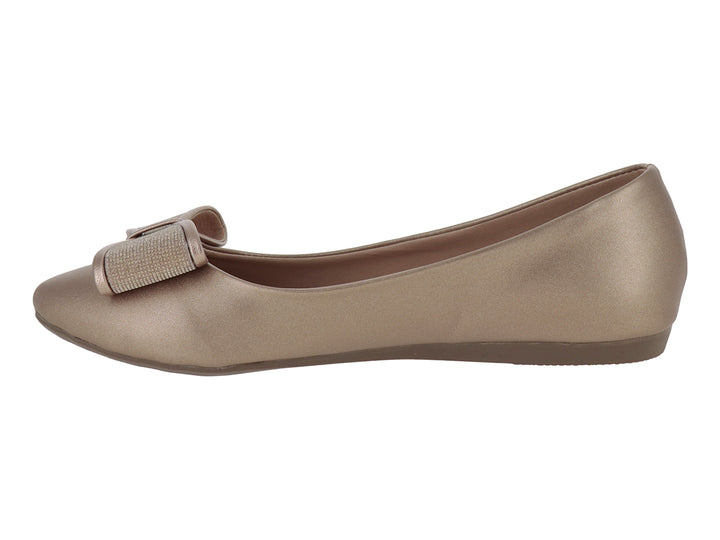 Zapatos planos color beige con detalle de moño decorativo en la parte frontal.
