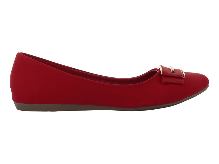 Zapato plano color rojo para niña con detalle de hebilla dorada en la parte superior.