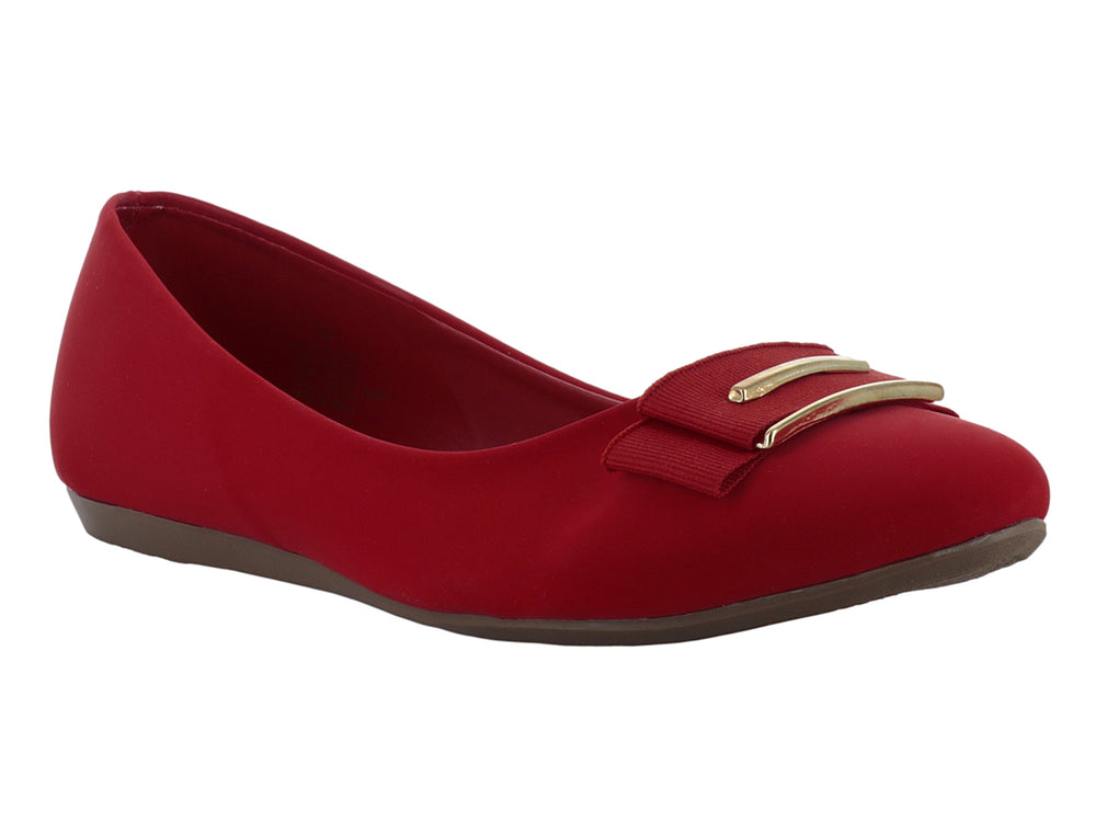 Zapato plano color rojo para niña con detalle de hebilla dorada en la parte superior.