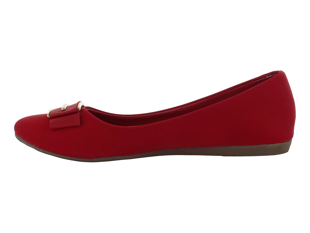 Zapato plano color rojo para niña con detalle de hebilla dorada en la parte superior.