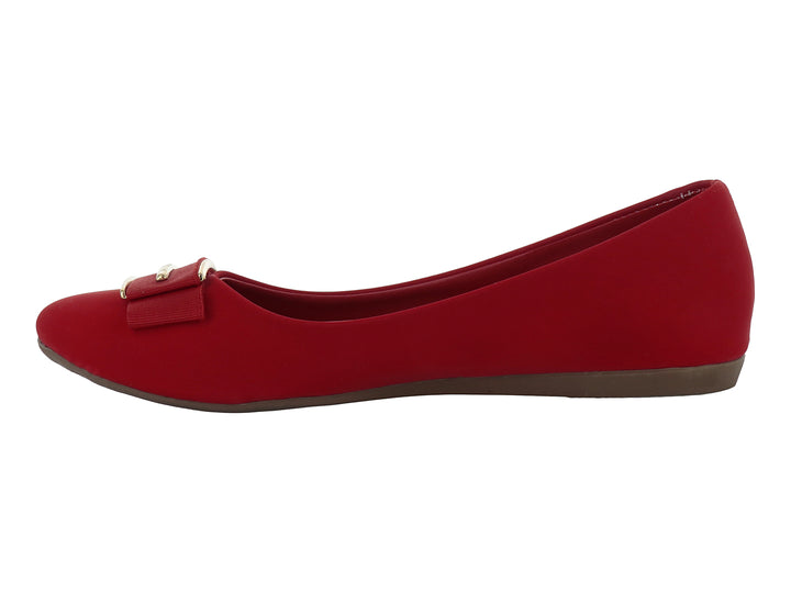 Zapato plano color rojo para niña con detalle de hebilla dorada en la parte superior.