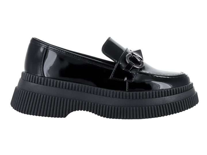 Zapato mocasín negro de acabado brillante con suela de plataforma gruesa y detalle metálico en la parte superior.
