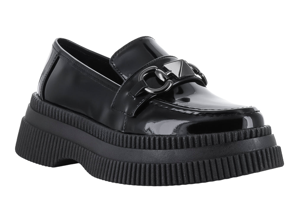 Zapato mocasín negro de acabado brillante con suela de plataforma gruesa y detalle metálico en la parte superior.