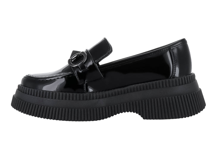 Zapato mocasín negro de acabado brillante con suela de plataforma gruesa y detalle metálico en la parte superior.