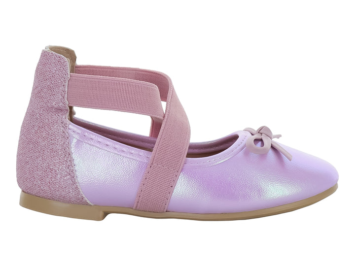 Zapato plano color rosa brillante para niña con moño frontal y correa ajustable.
