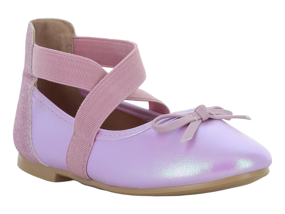 Zapato plano color rosa brillante para niña con moño frontal y correa ajustable.