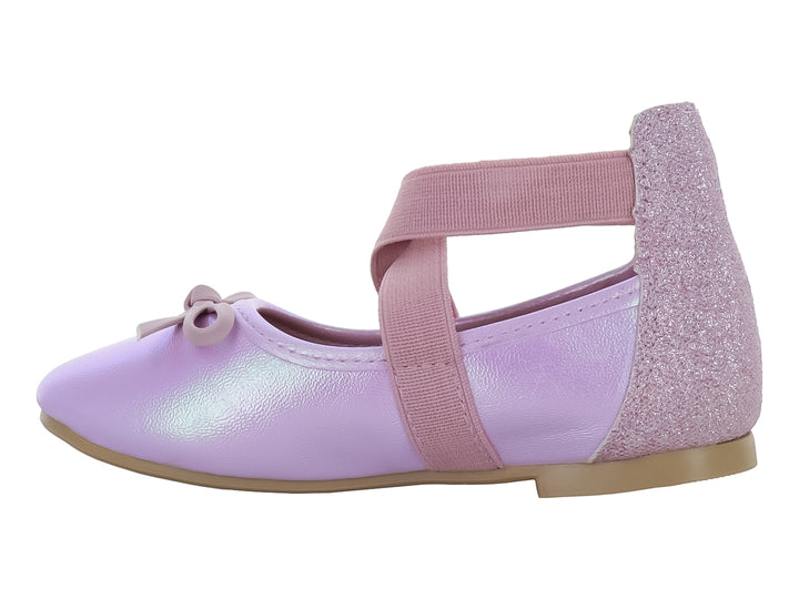 Zapato plano color rosa brillante para niña con moño frontal y correa ajustable.