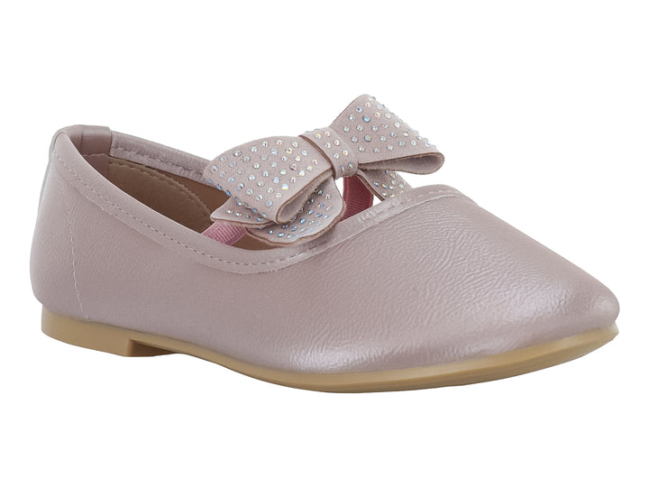Zapato plano color frappe para niña con detalle de moño decorado con pedrería brillante en la parte superior.