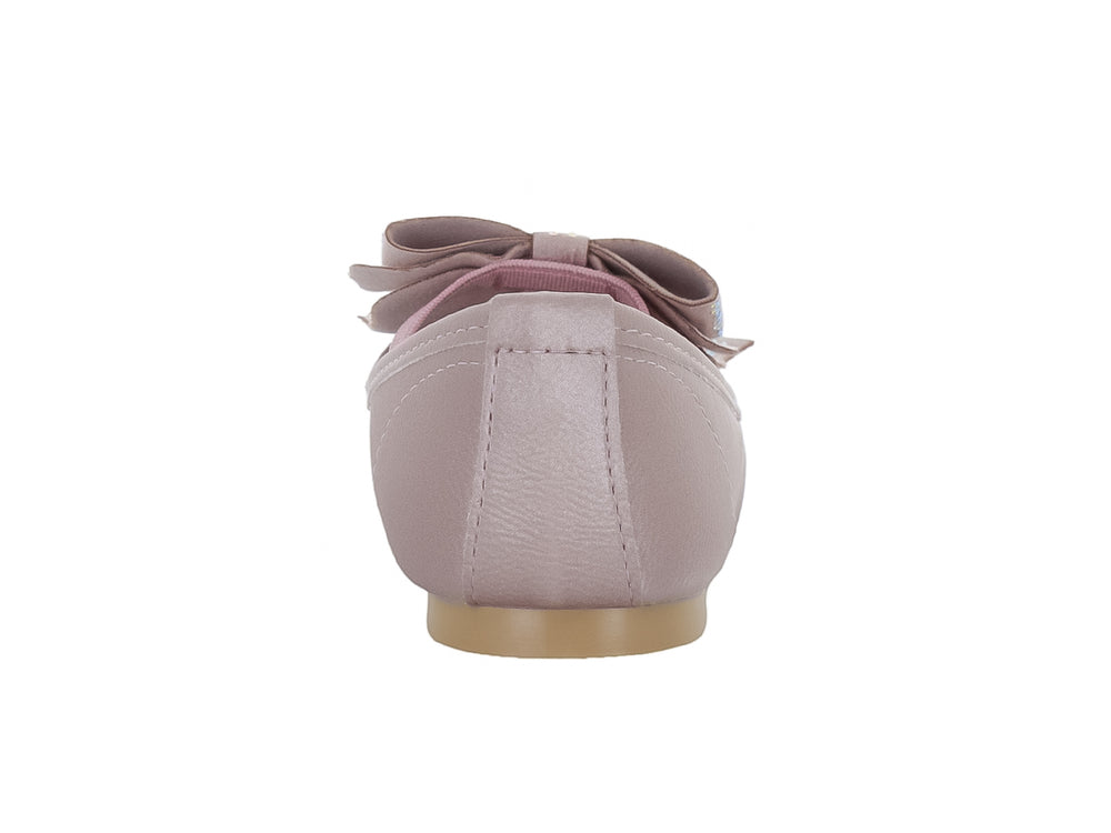Zapato plano color frappe para niña con detalle de moño decorado con pedrería brillante en la parte superior.