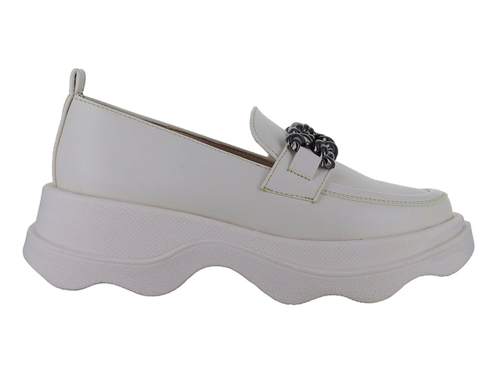 Zapato loafer color latte con suela chunky blanca y adorno frontal en tono gris.