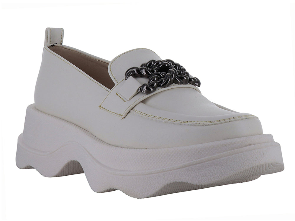 Zapato loafer color latte con suela chunky blanca y adorno frontal en tono gris.