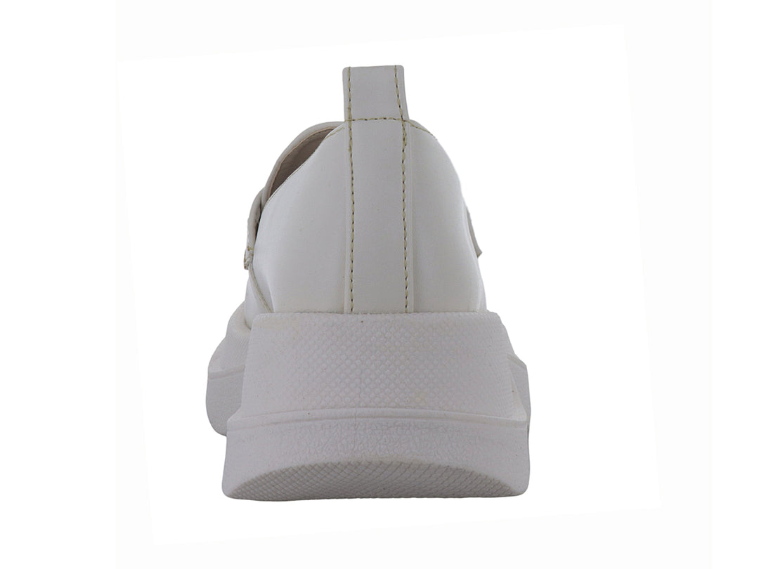 Zapato loafer color latte con suela chunky blanca y adorno frontal en tono gris.