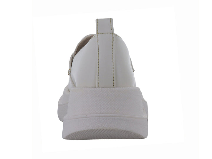 Zapato loafer color latte con suela chunky blanca y adorno frontal en tono gris.