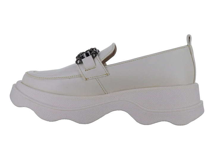Zapato loafer color latte con suela chunky blanca y adorno frontal en tono gris.