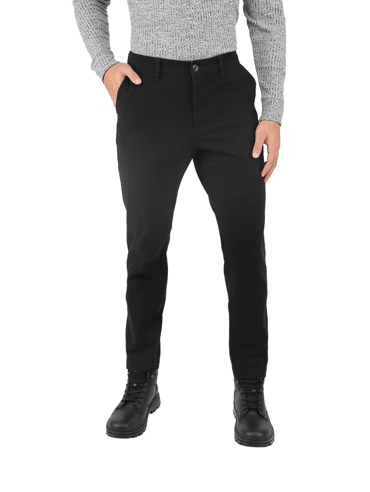 Hombre vistiendo un pantalón de gabardina stretch color negro.